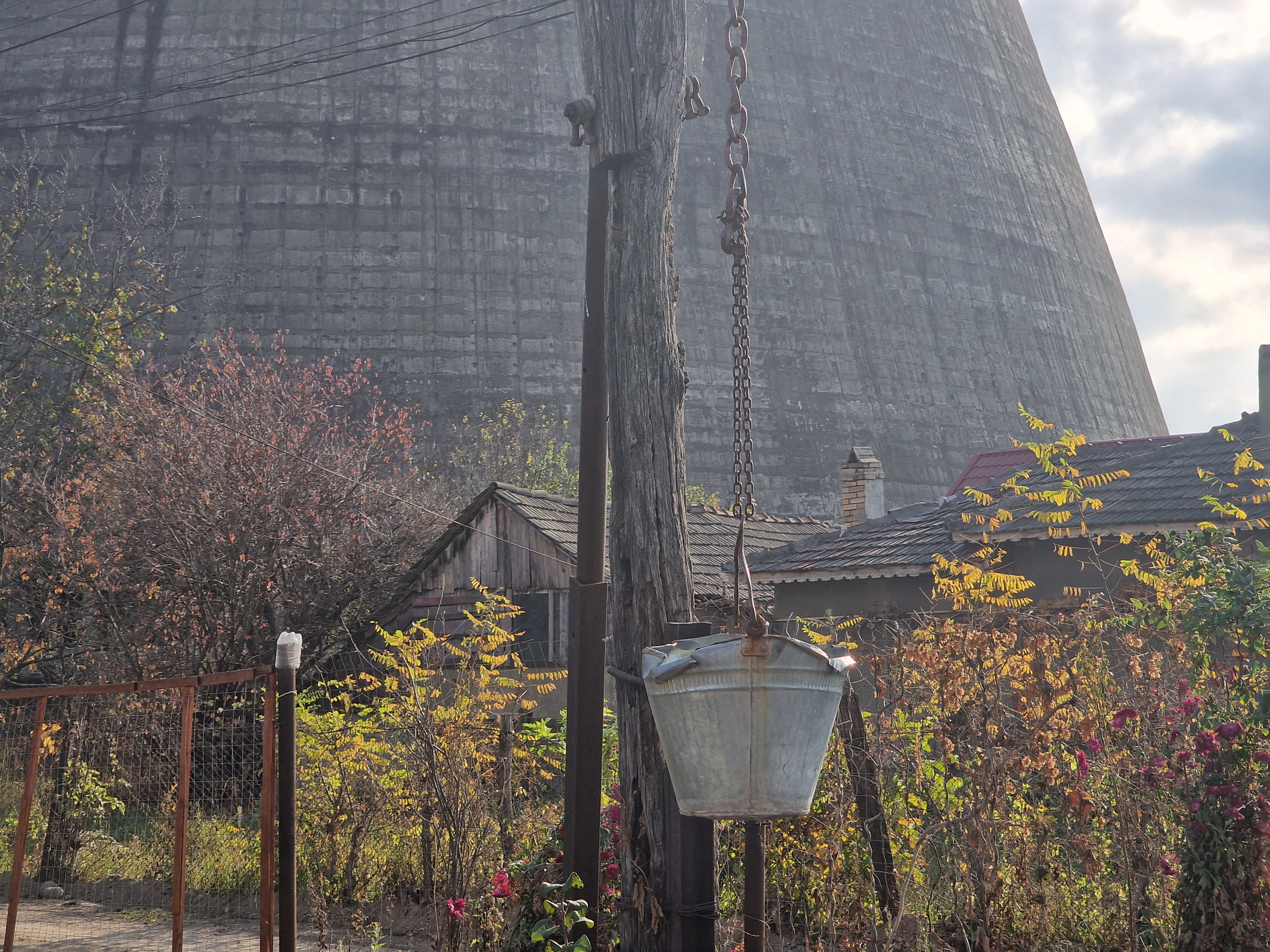 „O să ne zboare pe toţi de aici!”. Locuitorii din Doiceşti au aflat din întâmplare de demolarea turnurilor de peste gard, unde se ridică minicentrala nucleară