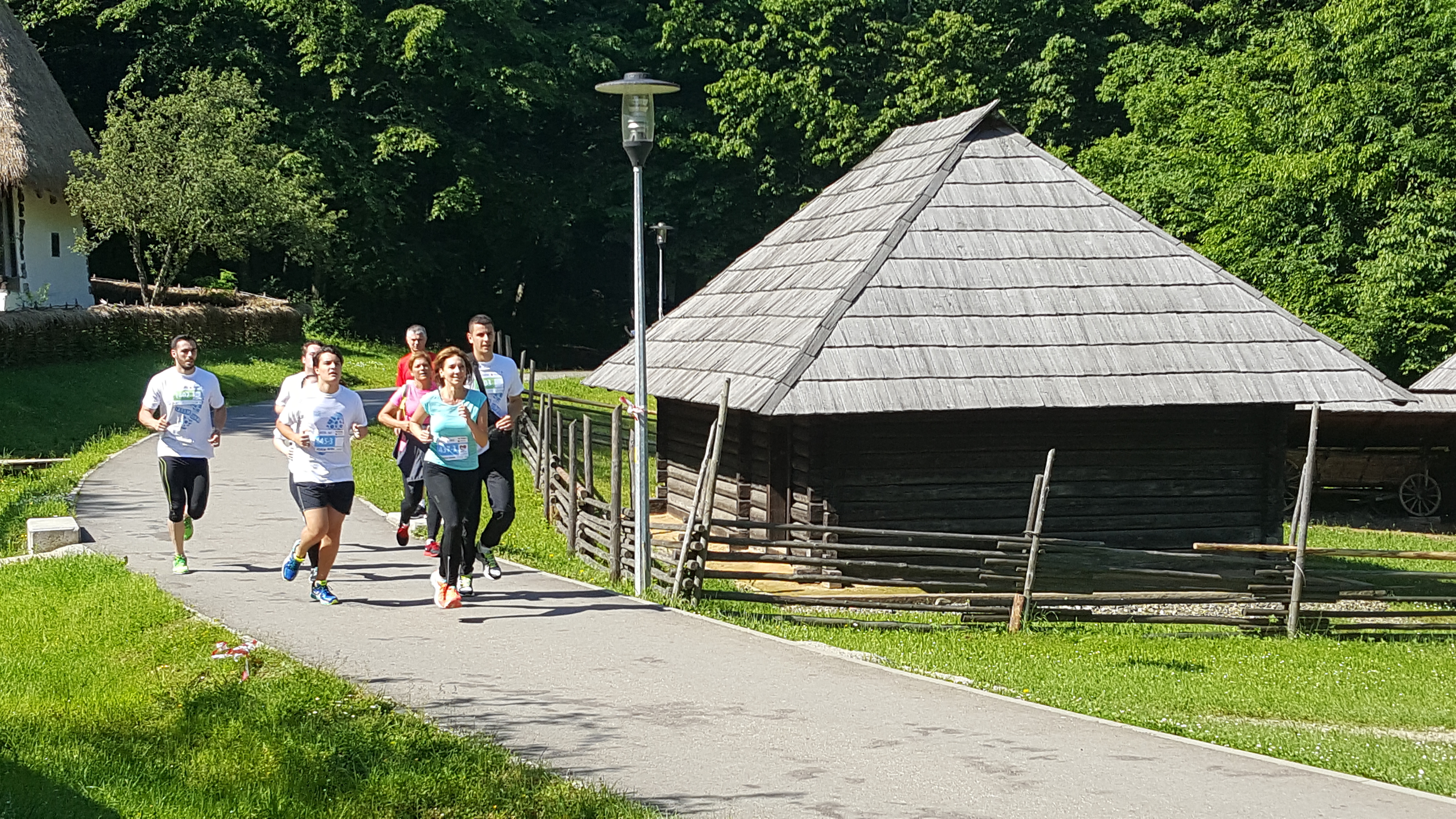 FOTO / VIDEO | Carmen Iohannis a alergat la SemiMaratonul Sibiului. Președintele a așteptat-o la linia de finnish