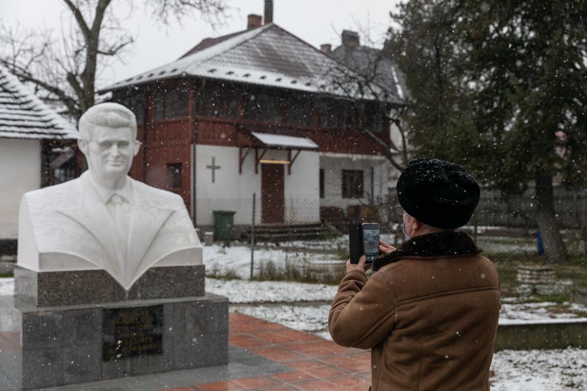 Acasă la Nicolae Ceaușescu, în Scornicești, de ziua fostului dictator. Ode, regrete și un oraș abandonat de oamenii plecați la muncă în afară