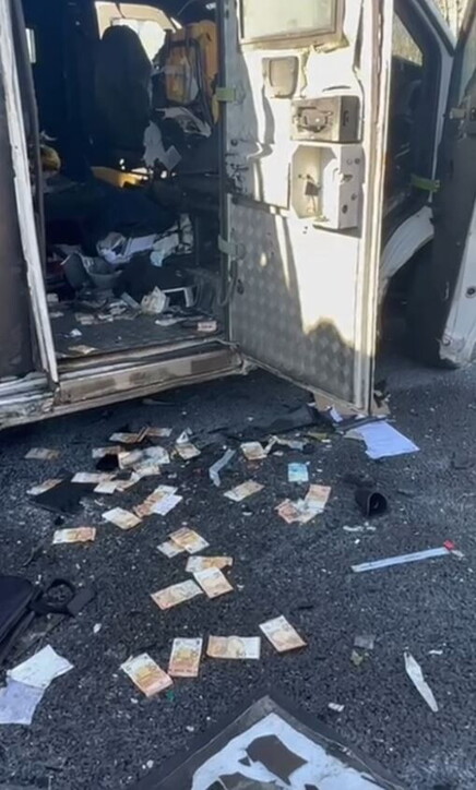 Patru milioane de euro furați ca-n filme din două mașini bilndate, de un comando înarmat cu puști Kalașnikov, pe o autostradă din Italia / VIDEO
