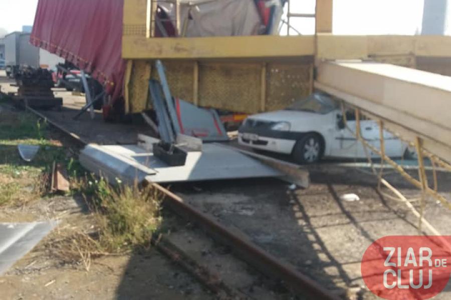Imagini șocante cu o macara prăbușită peste o mașină în Cluj. Greșeala muncitorilor care a dus la dezastru / FOTO&VIDEO