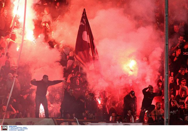Război în Grecia: meciul PAOK - Olympiacos a fost abandonat. ^Fanii au intrat pe teren! Antrenorul oaspeților a fost lovit / VIDEO