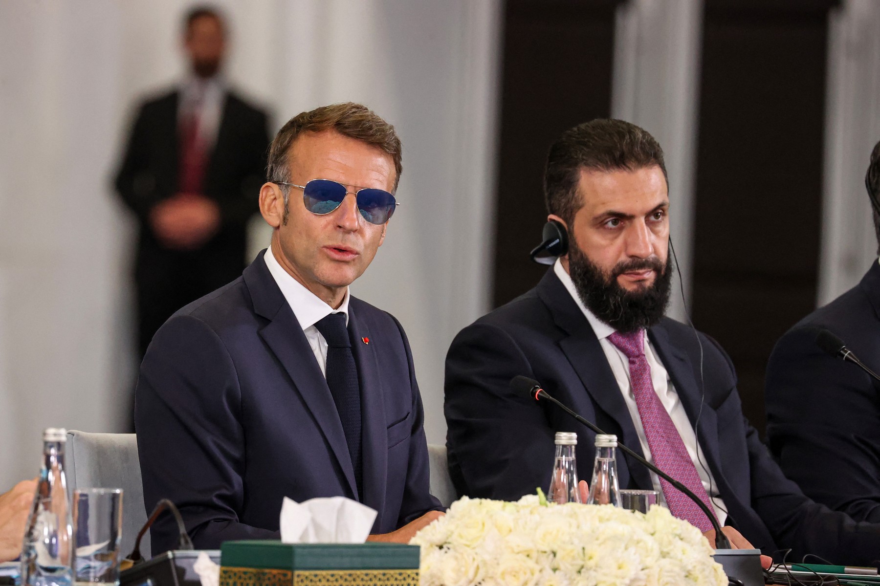 Emmanuel Macron, moment stânjenitor la întâlnirea cu soția lui Erdoğan, la Summitul NATO de la Ankara. Gestul nepotrivit făcut de președintele Franței