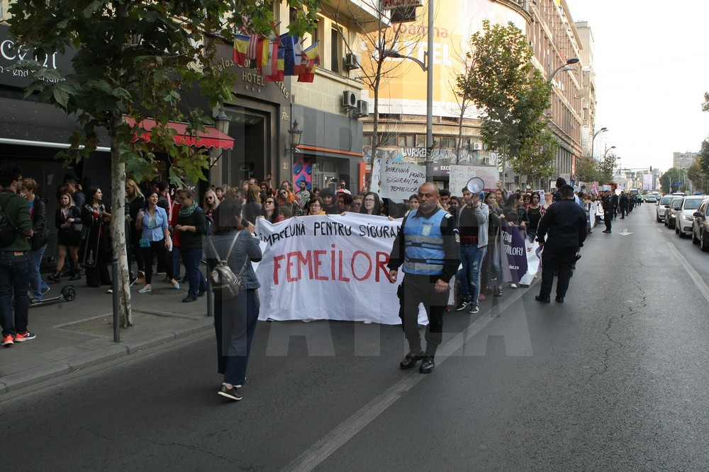 GALERIE FOTO/ Marş împotriva violenţei domestice, în Bucureşti: "Împreună pentru siguranţa femeilor"