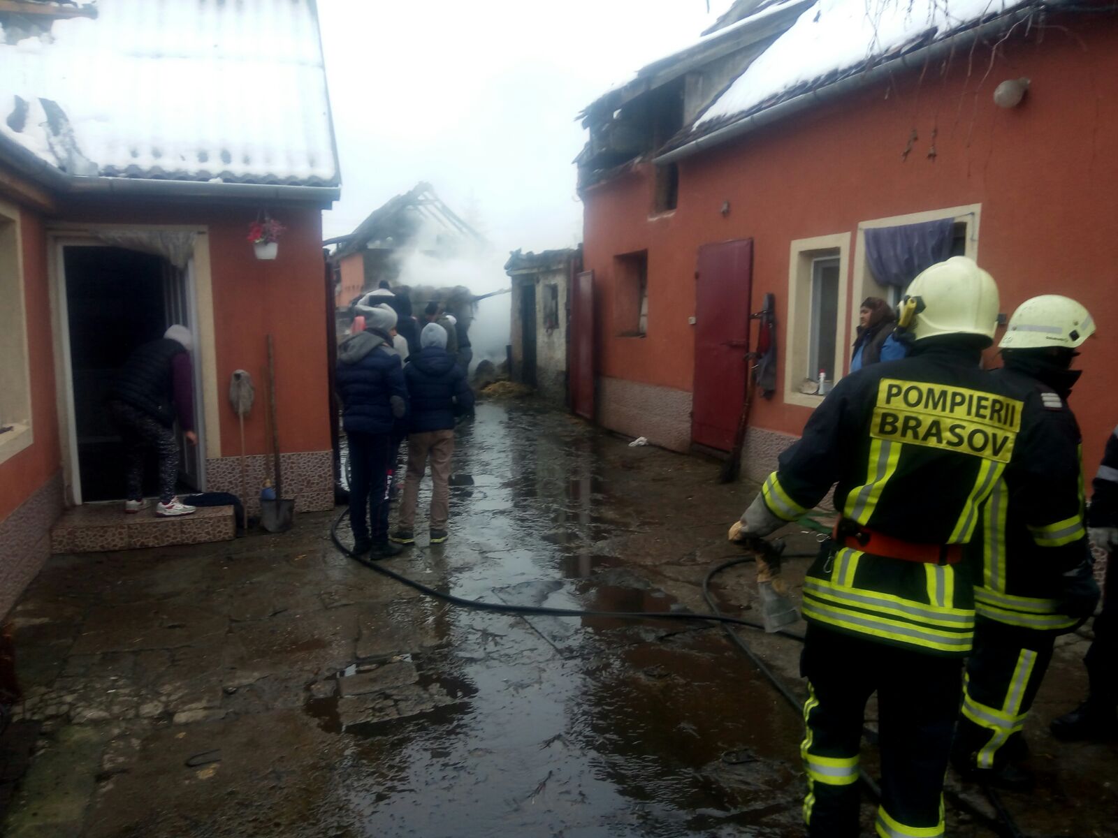 Două case şi o şură au luat foc, în localitatea braşoveană Hălchiu| FOTO/VIDEO