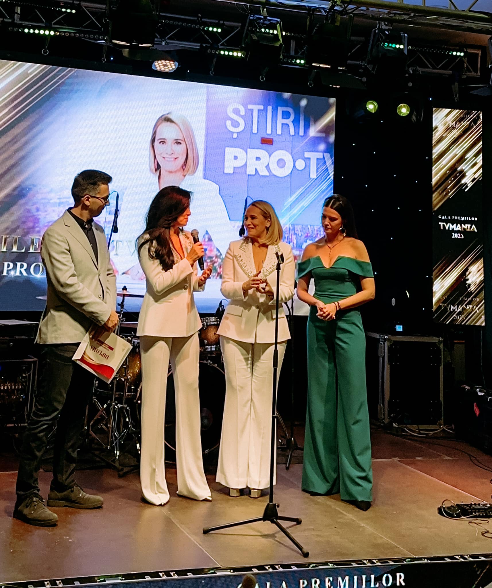 Andreea Esca și Corina Caragea, ținute trase la indigo la Premiile TVmania. Cât a costat costumul purtat de cele două vedete de la PRO TV