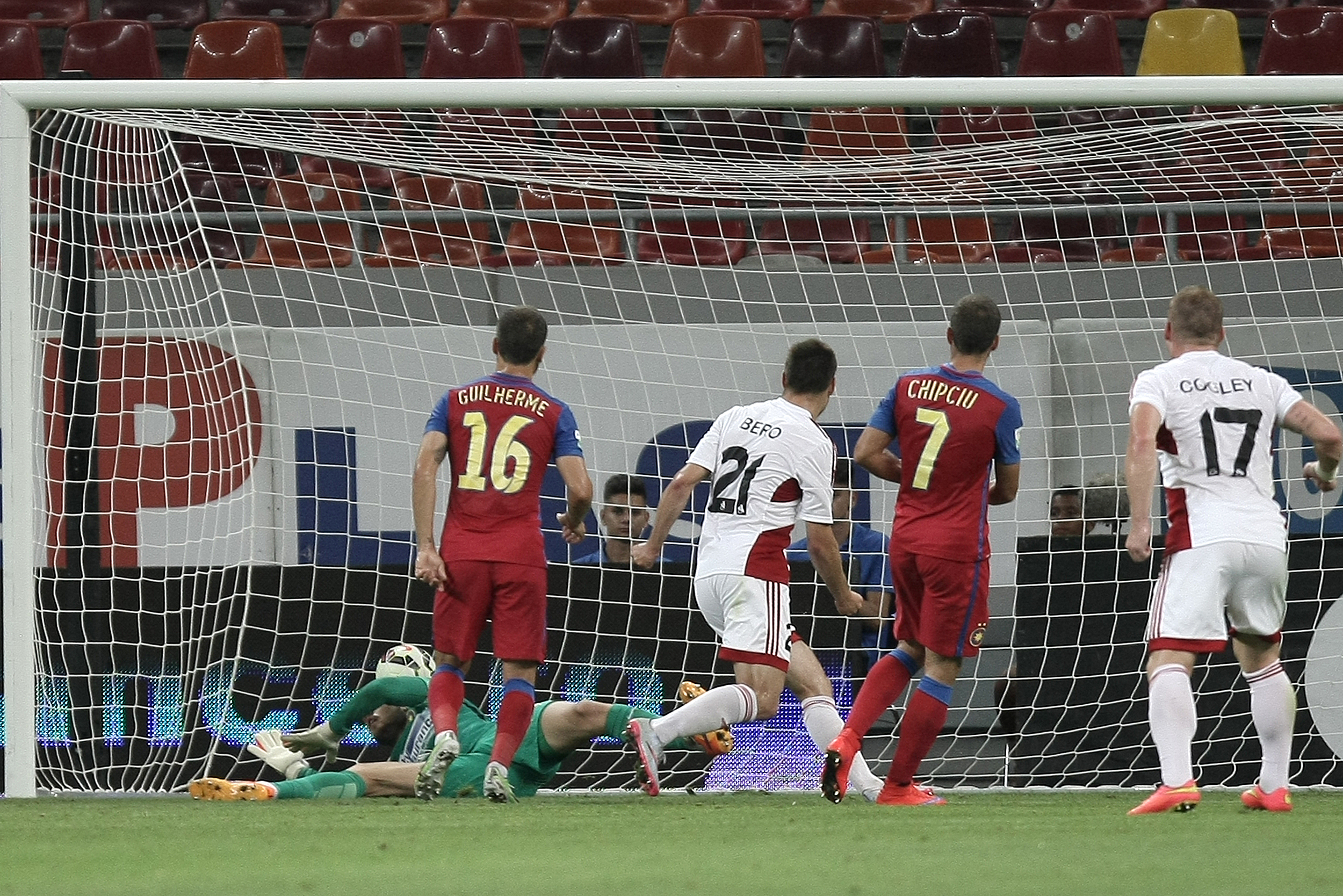 Liga Campionilor, turul II preliminar: Steaua - Trencin 2-3!!!! TrenCHIN!!!! Calificare jenantă a campioanei României! Mai întâi, Jairo l-a făcut franjuri la Papp, apoi Muniru și Tade au echilibrat situația pe tabelă. Pe final, Wesley i-a apropiat pe slovaci la un gol de calificare, iar Bero a avut șansa unui 4-2 halucinant! Rădoi continuă seria execuțiilor! După Tamaș, Țucudean și Luchin, l-a dat afară și pe Iancu / LIVE BLOG&GALERIE FOTO