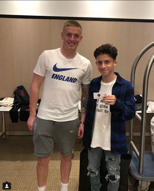 Un puști de 17 ani îi îmbracă pe unii dintre cei mai importanți fotbaliști ai lumii. Printre clienții lui se numără Mesut Ozil, Paul Pogba, Kevin de Bruyne sau Dele Alli