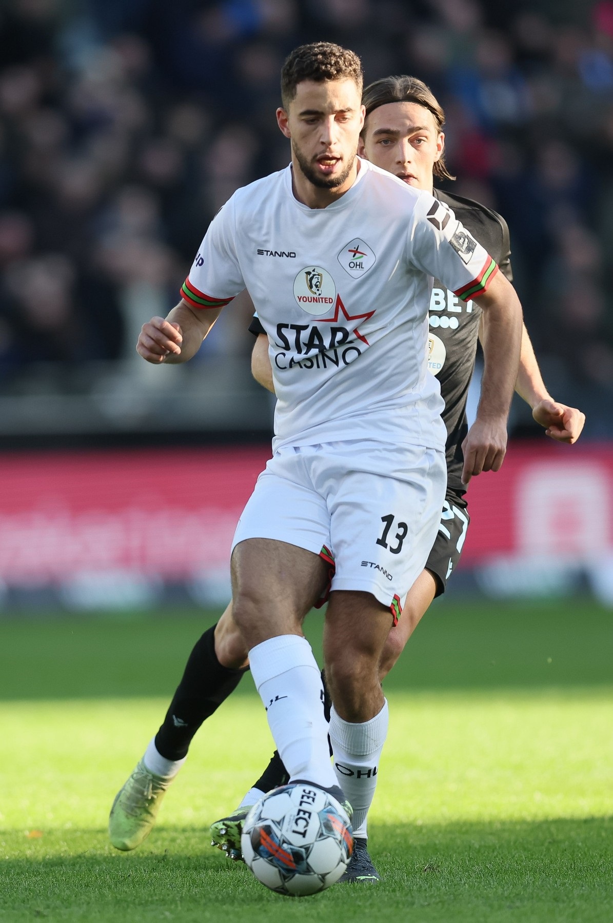 Imagini filmate cu un fotbalist belgian care zboară cu Mercedesul zeci de metri, trece printr-un perete și aterizează într-o sală de sport