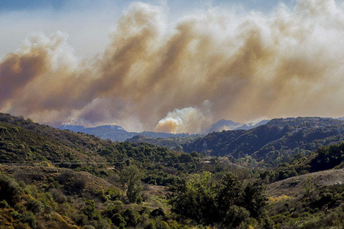 Bilanţul incendiilor de proporții din California a ajuns la 24 de morţi. Vântul violent amenință să întețească focul