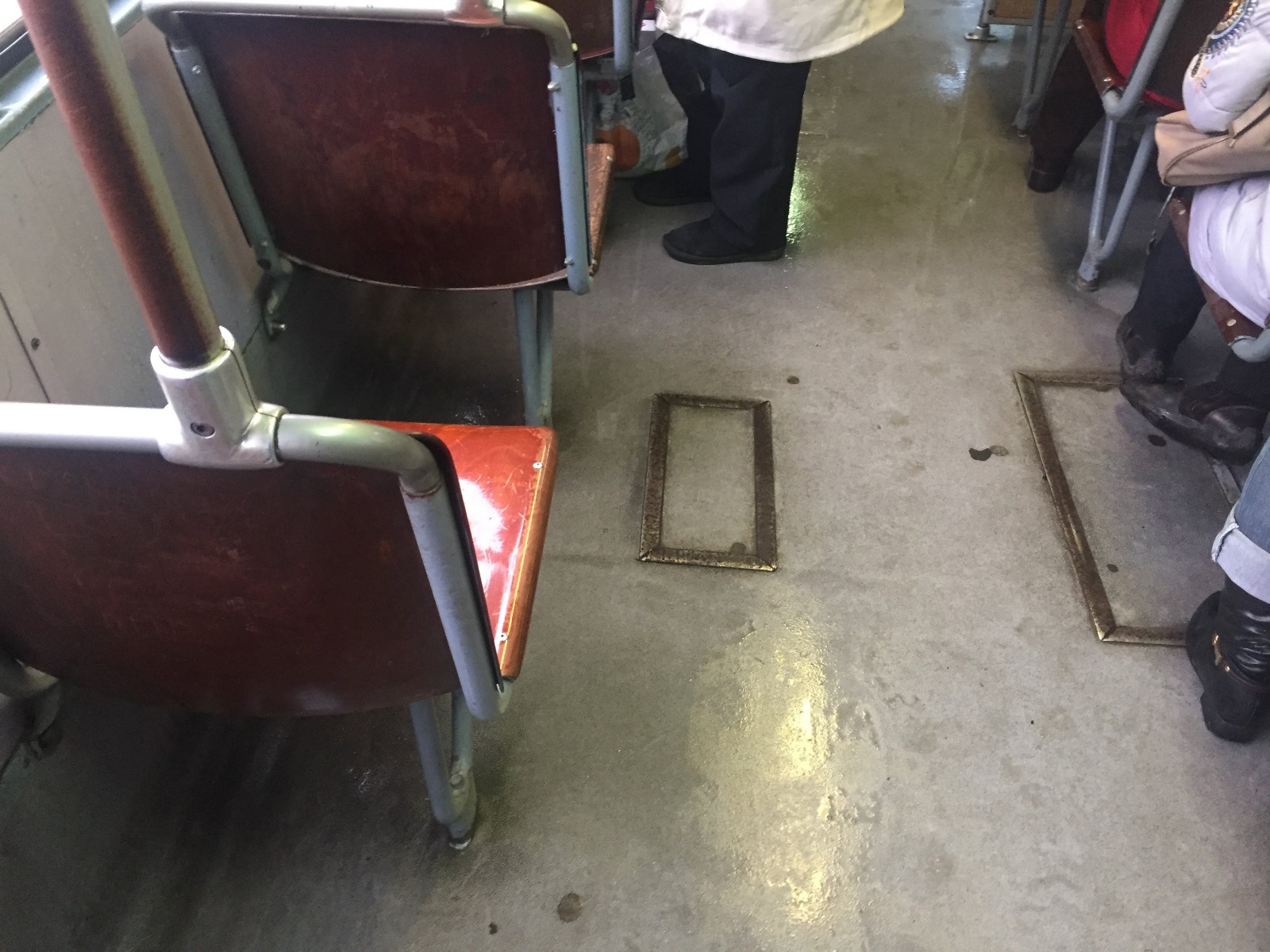 Plouă în tramvaie la Timișoara. Garniturile scorojite circulă pe șine, iar cele noi stau în depou/FOTO