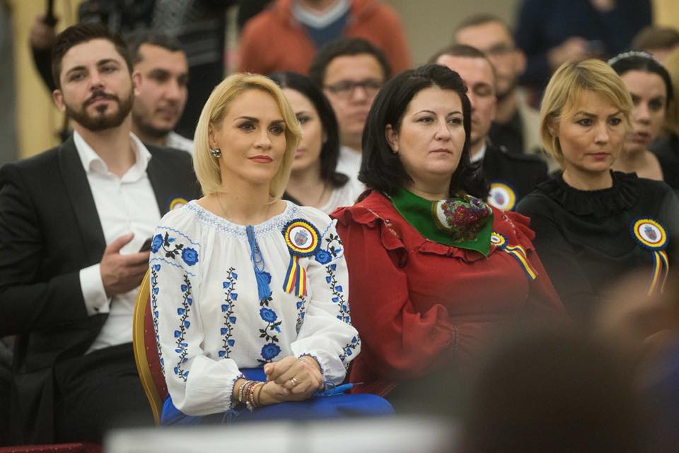 Ia tradițională românească, promovată de politicieni. Cum a ajuns costumul popular să fie admirat în toată lumea