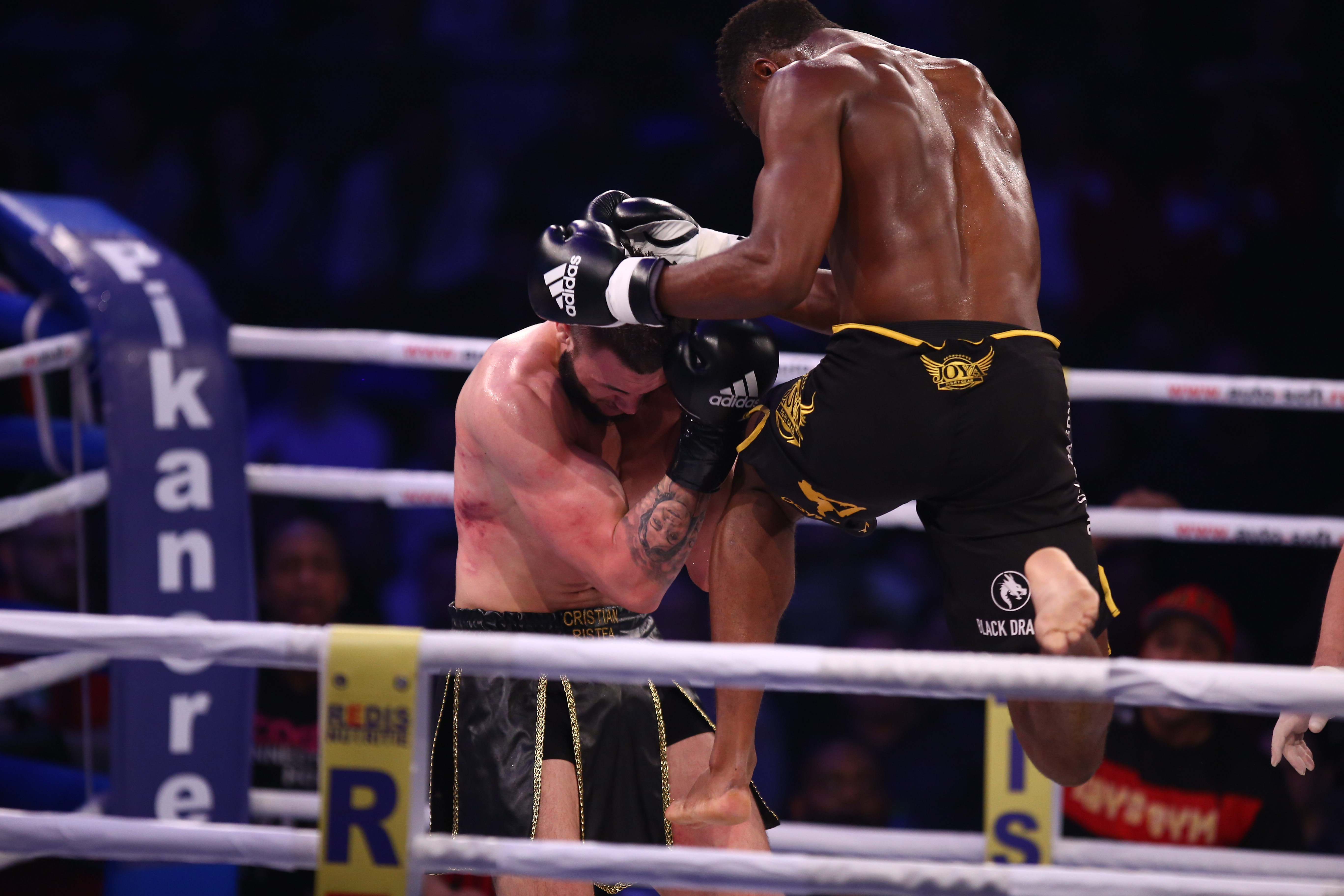 Meciul în urma căruia Amansio Paraschiv a devenit campion mondial Superkombat New Heroes! VIDEO& FOTO