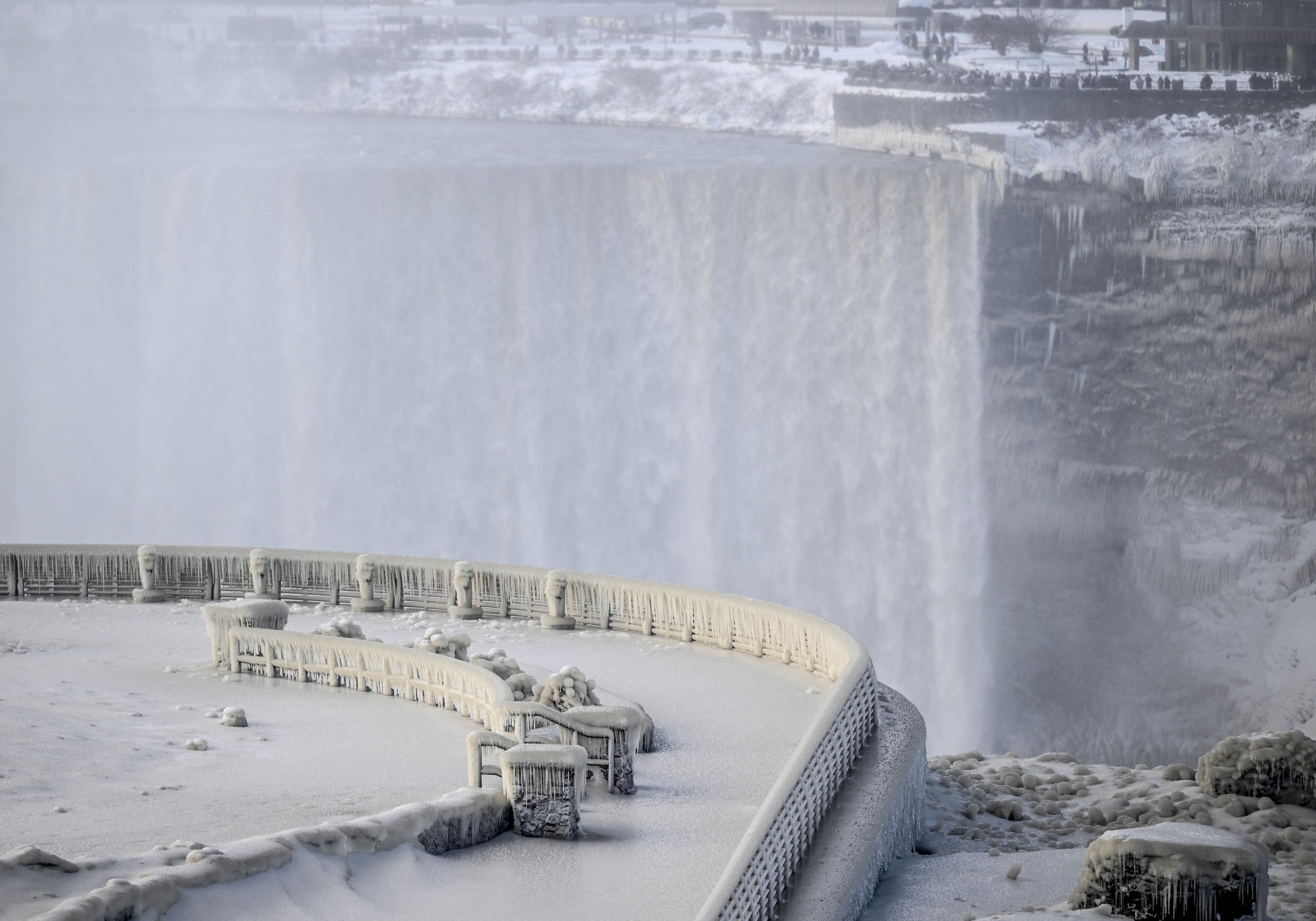 Imagini spectaculoase cu cascada Niagara, înghețată parțial după „viscolul secolului” care a lovit SUA
