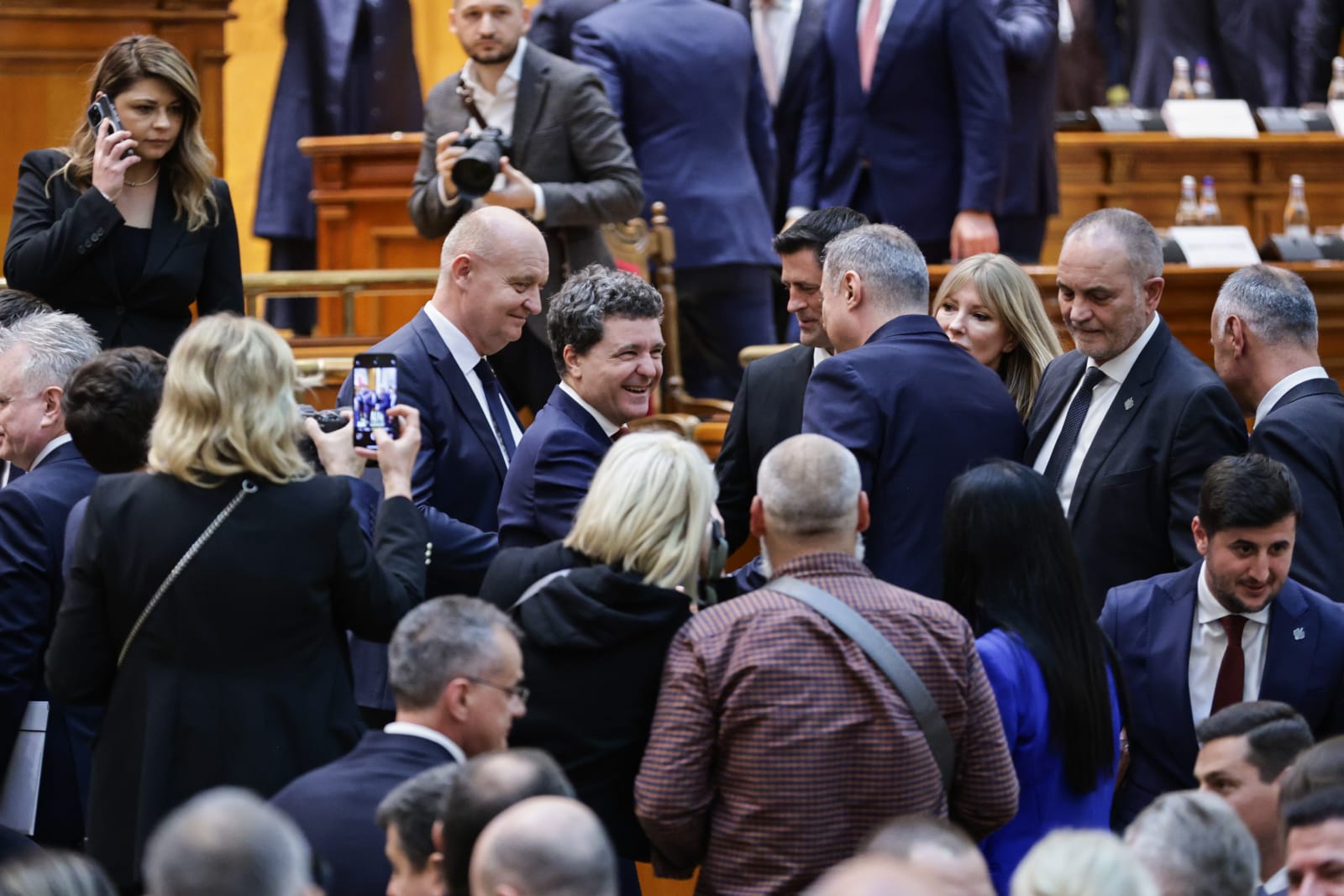 Nicușor Dan arată încă din prima zi că va fi președinte-jucător. Detalii surprinse la ceremonia de învestire: de la buna-dispoziție a lui Băsescu la încolonarea clasei politice | Reportaj