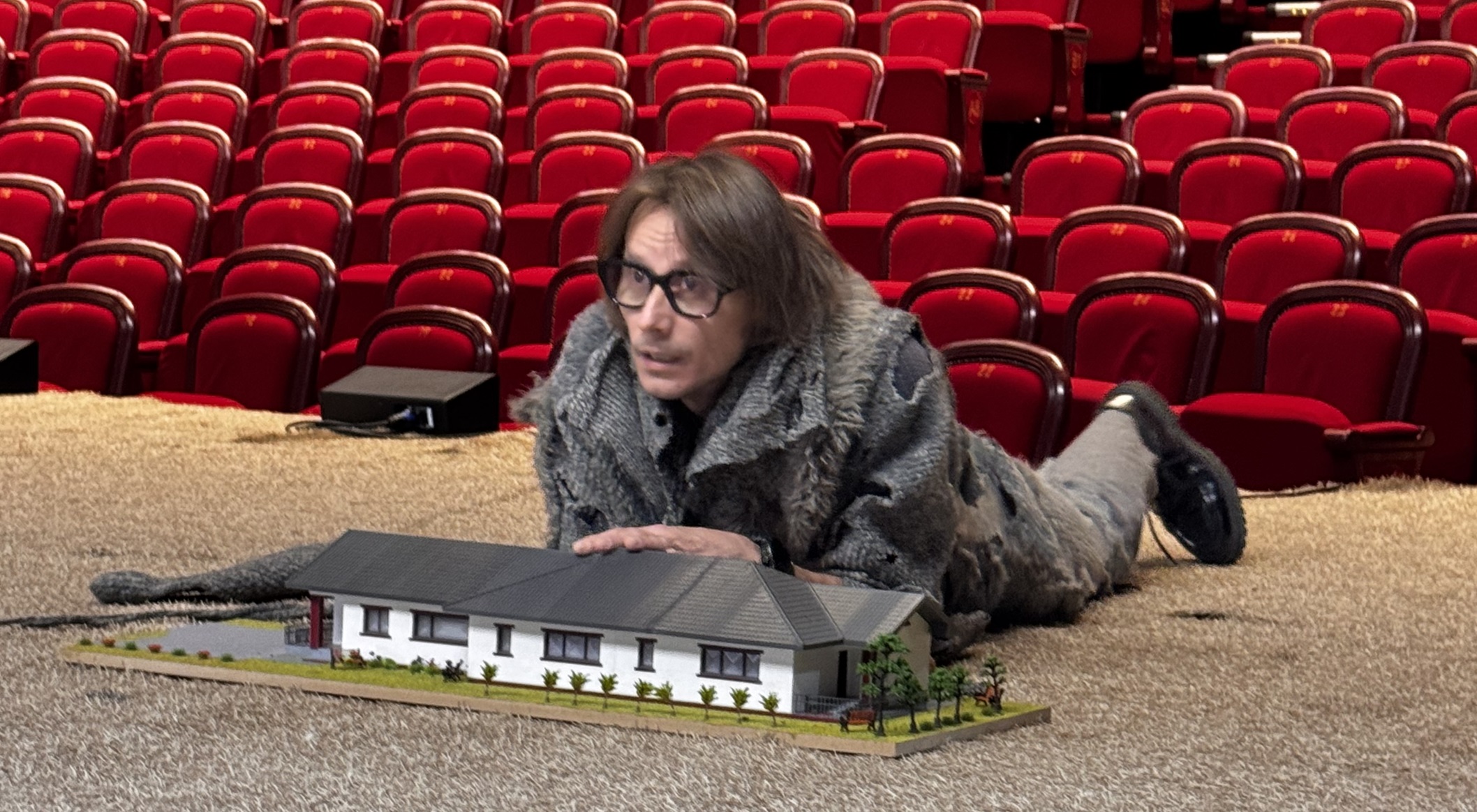 Marius Manole își donează costumul purtat în prima piesă de teatru în care a jucat. Cum arată piesa vestimentară. „Sper că va inspira cât mai mulți oameni”
