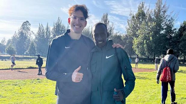 Féltett ereklyéjét bocsájtja árverésre a magyar atléta: a maratonfutás tragikusan fiatalon elhunyt legendája írta alá a cipőt