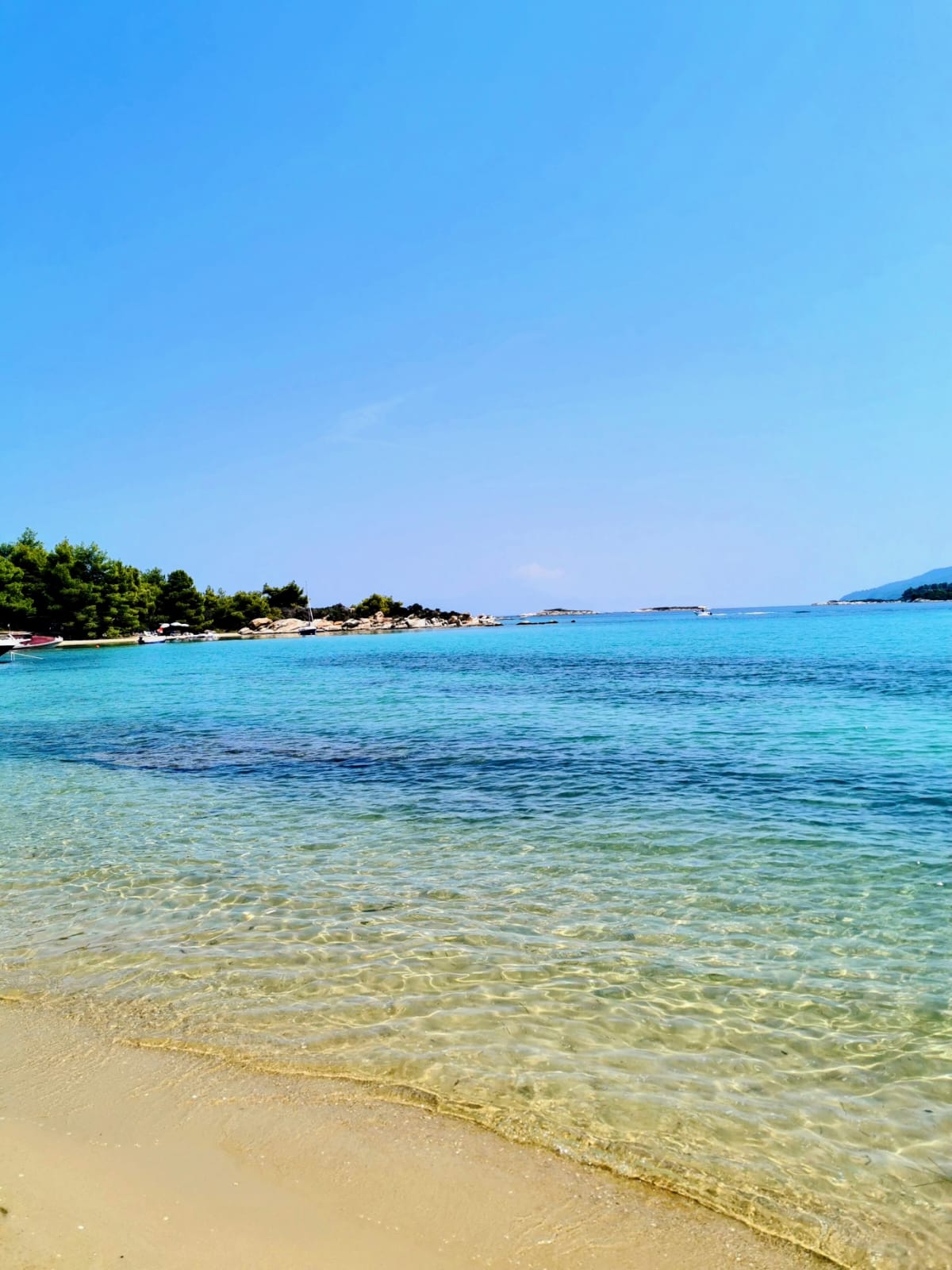Insula aproape necunoscută din Grecia unde apa e caldă tot anul și nu bate vântul. Se ajunge pe ea doar dacă vor pescarii să te ducă sau dacă închiriezi o barcă