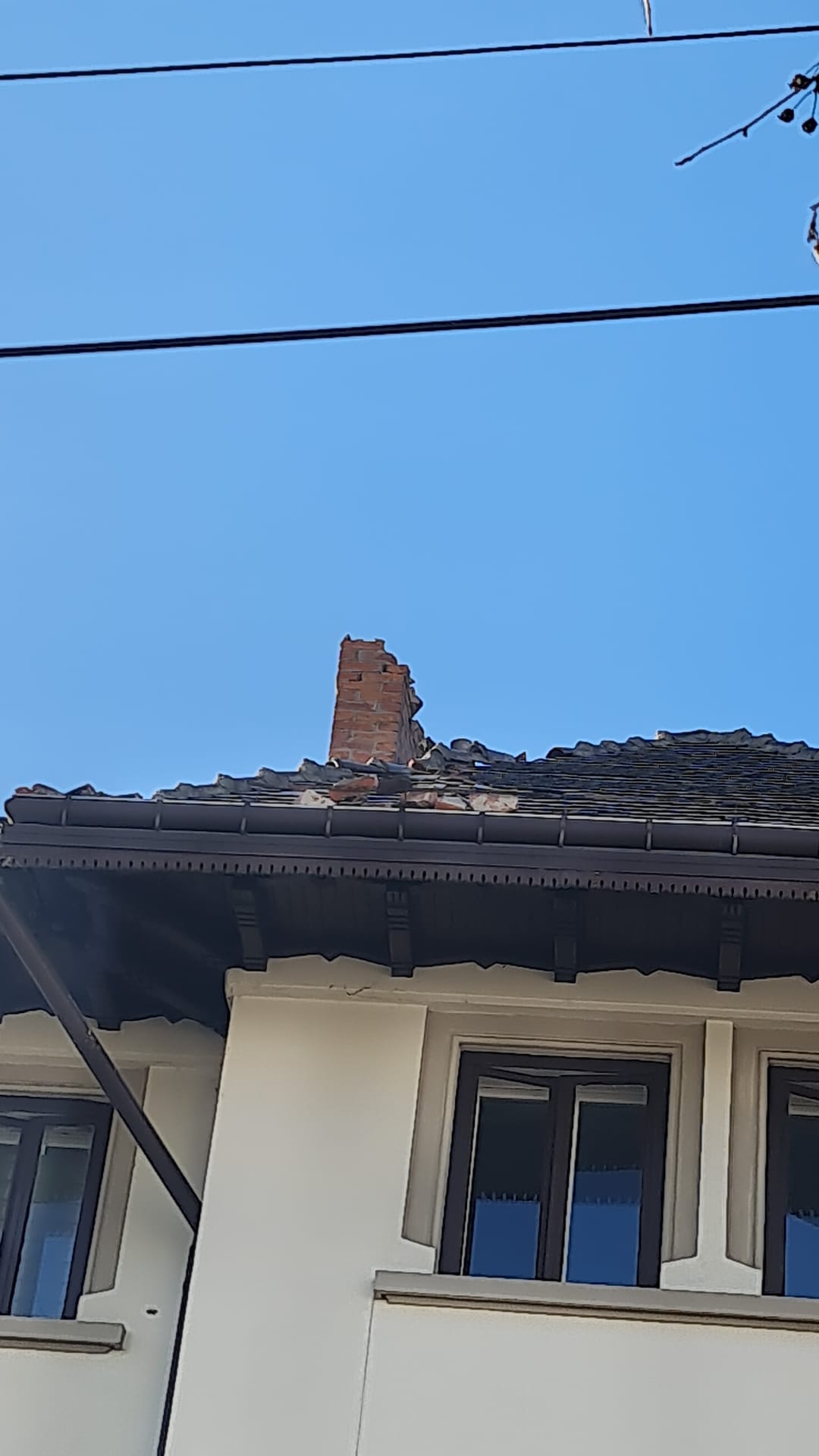 Imagini cu urmările cutremurului de 5,7 grade din Oltenia. Mai multe clădiri au fost avariate