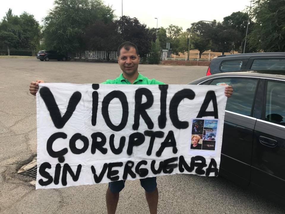 Românii din Spania o primesc pe Viorica Dăncilă cu pancarte și mesaje împotriva penalilor. „Corupţii, hoţii şi condamnaţii penal nu ne reprezintă”