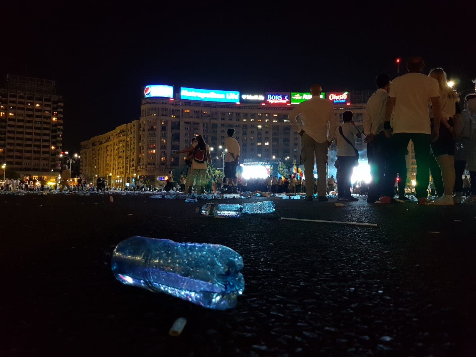Cum răspunde Gabriela Firea după imaginile cu gunoaiele rămase în Piața Victoriei, la finalul mitingului PSD