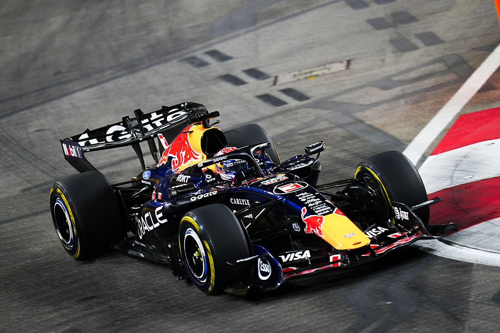 Piros zászló és technikai gondok: káoszos sprintidőmérőt nyert meg Max Verstappen Szingapúrban – fotó