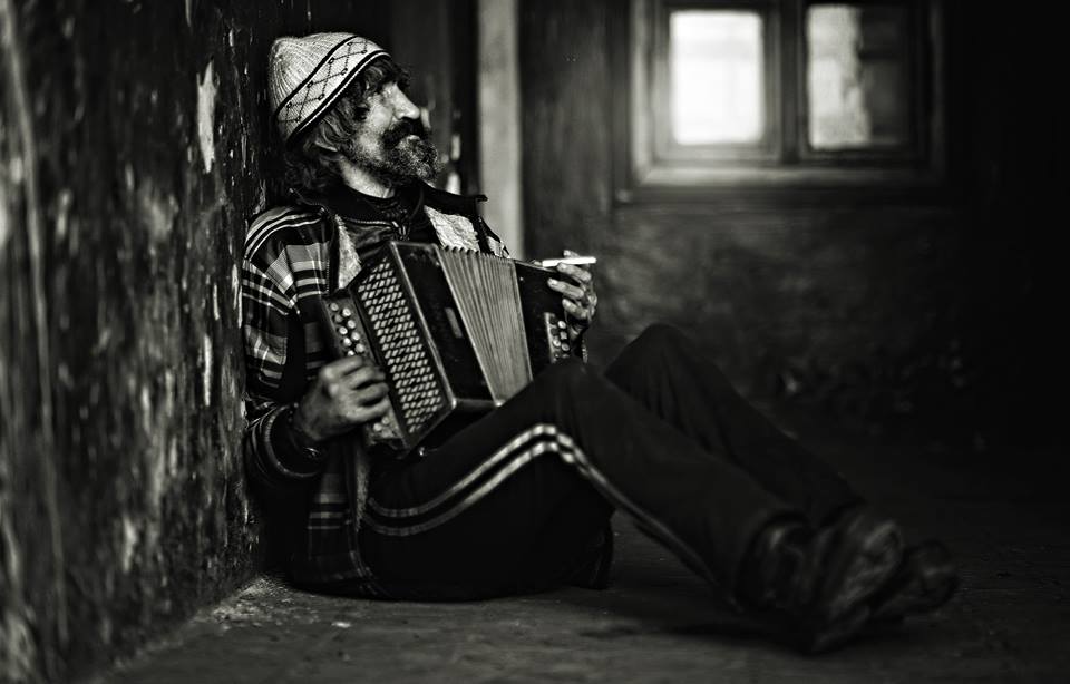 REPORTAJ/Povestea lui Juju, filosoful homeless din Anina: "Eu sunt fericit. Ştii cum a murit Tolstoi? Sărac. Şi în frig“|FOTO