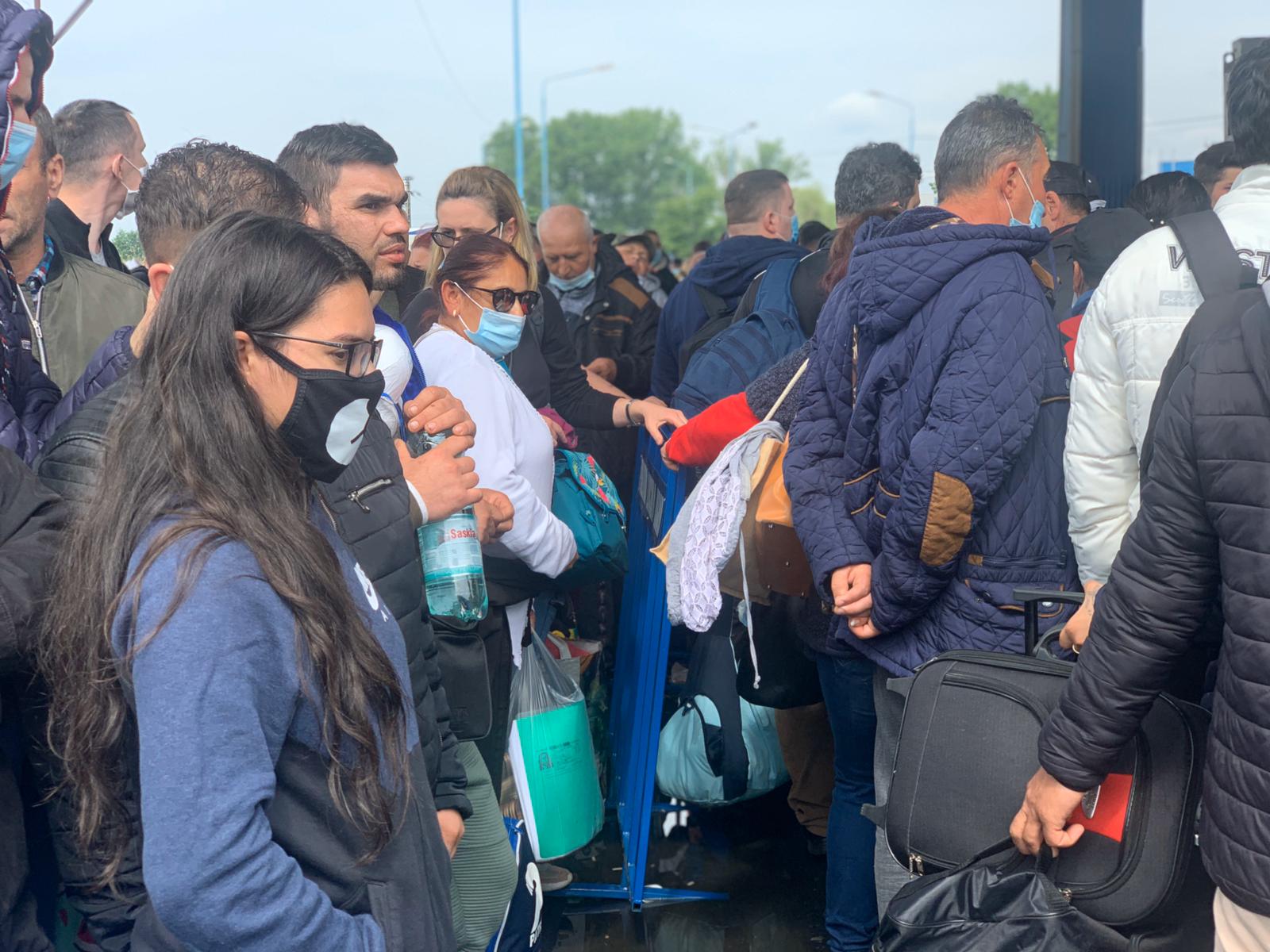 Imagini incredibile: Românii așteaptă și 8 ore la punctele de frontieră din vestul țării. Peste 8.000 de oameni au intrat în țară prin Ungaria, în ultimele 24 de ore