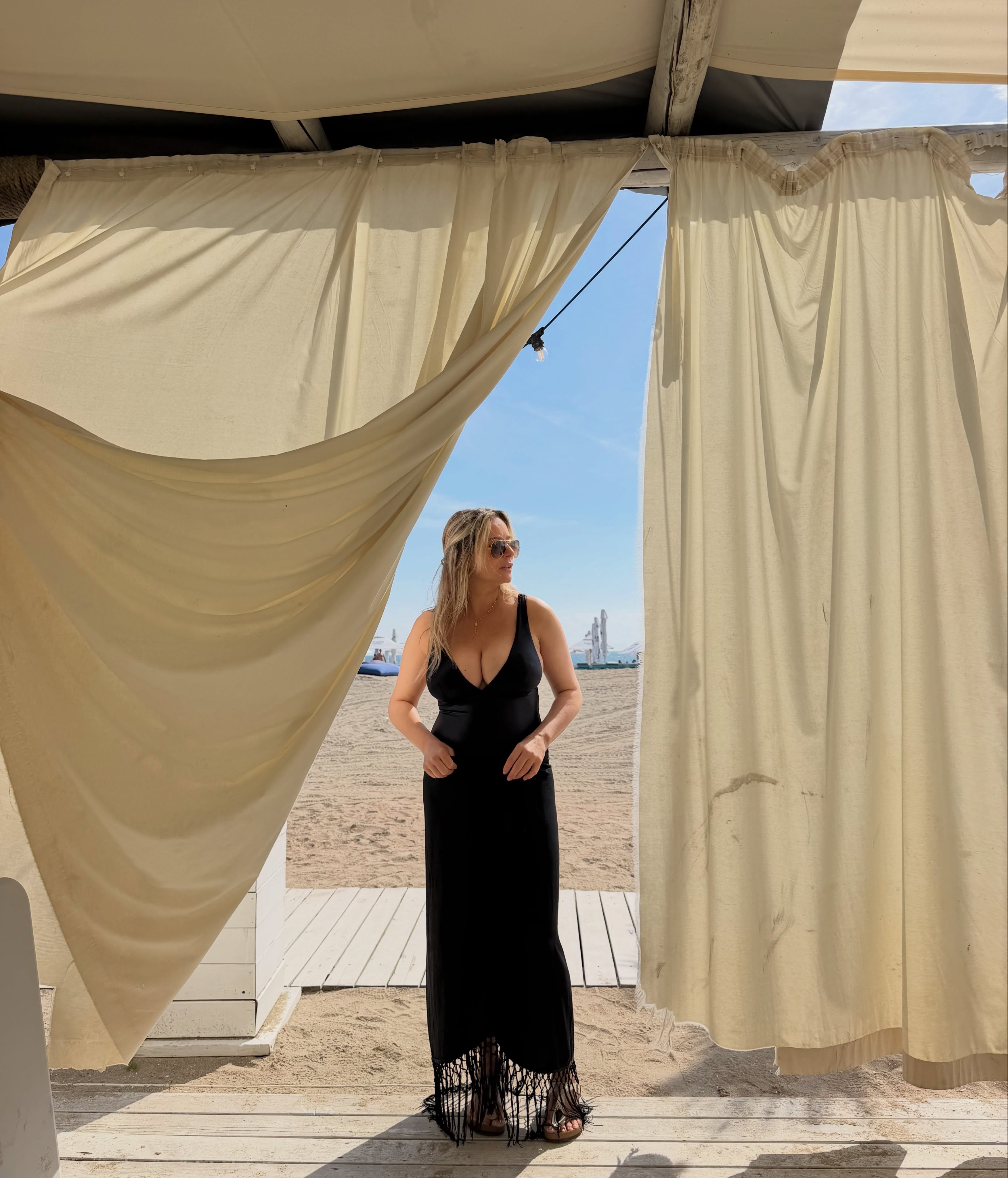 Imagini cu Laura Cosoi în costum de baie, la o lună după ce a devenit mamă pentru a cincea oară