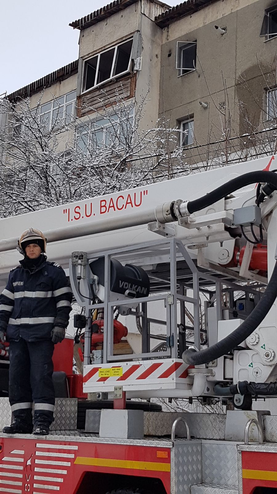 Pui de pisică salvat de pompierii din Bacău dintr-un apartament în flăcări| GALERIE FOTO