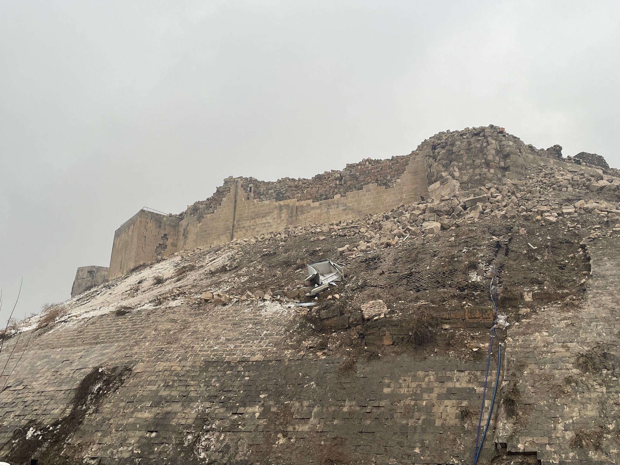 Castelul Gaziantep, construit acum peste 2.200 de ani, prăbușit în urma seismului din Turcia. FOTO