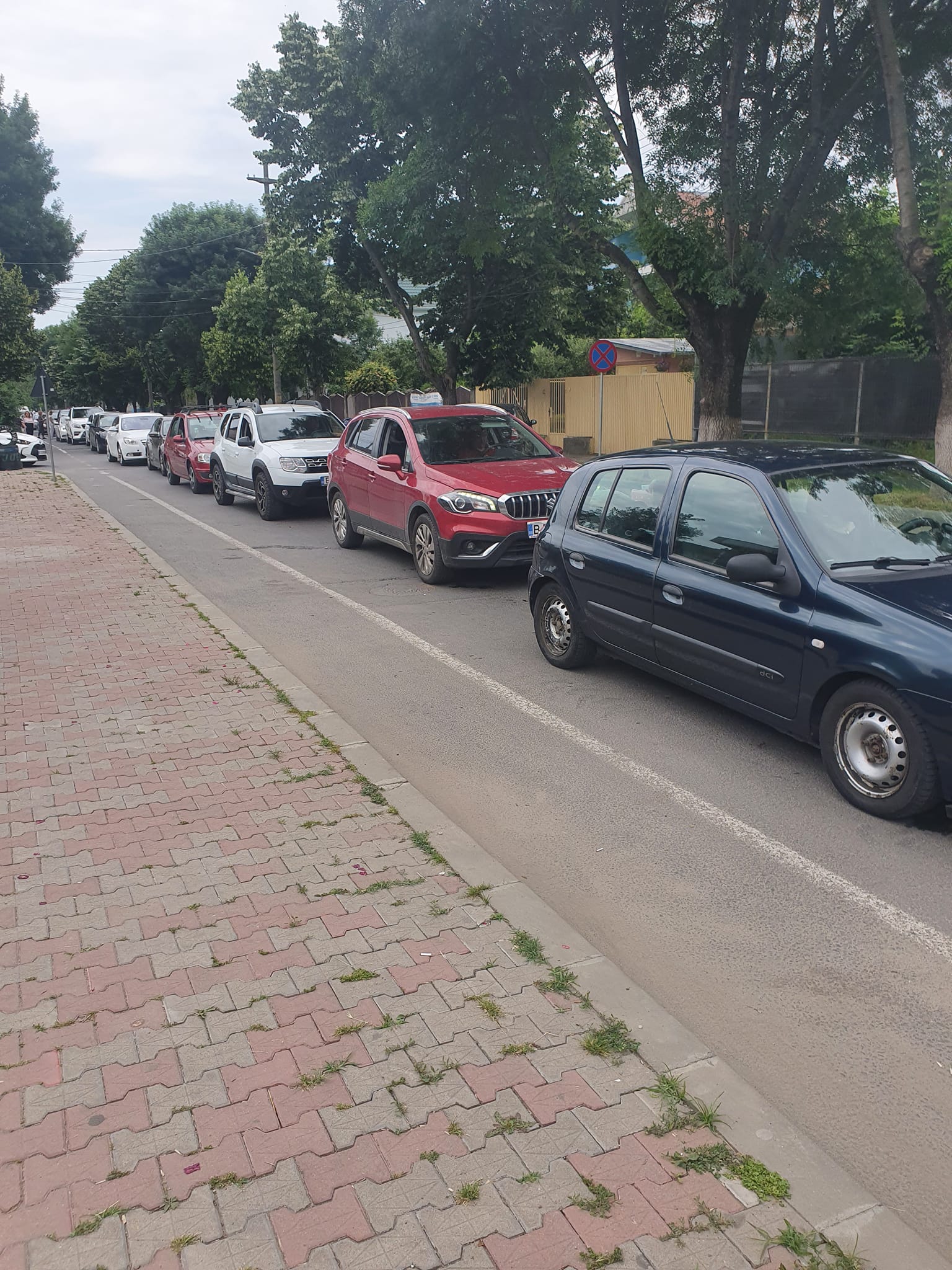 Orașul Giurgiu e blocat de mașinile turiștilor care stau peste 3 ore la coadă pentru a trece granița în Bulgaria. VIDEO