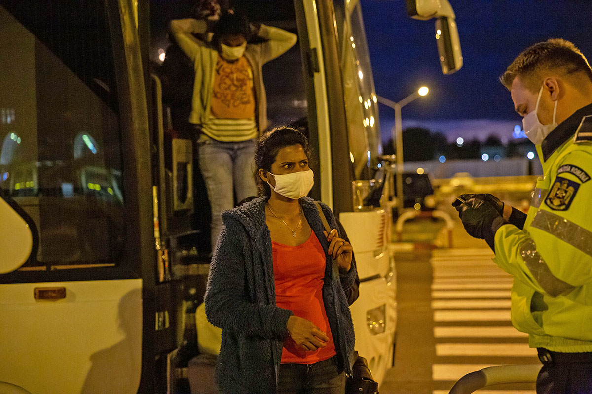 Saga umilinței. 36 de muncitori srilankezi, concediați de la o fabrică din Botoșani, au fost abandonați pe Otopeni, după ce au fost plimbați opt ore cu autocarul. „Nu-i treaba noastră că s-a închis aeroportul din Sri Lanka”