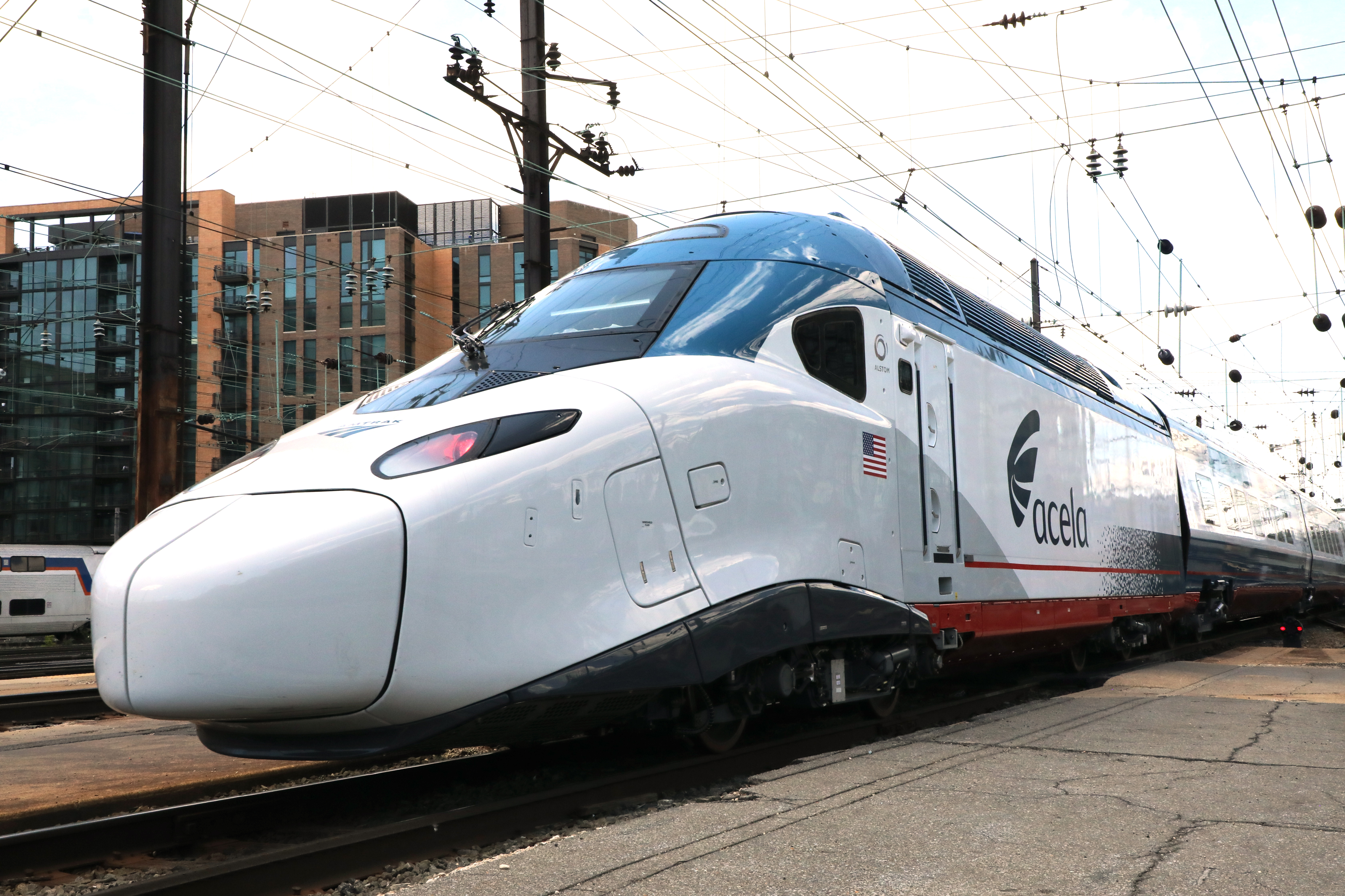 Cel mai rapid tren din SUA circulă începând de azi. Ce viteză prinde