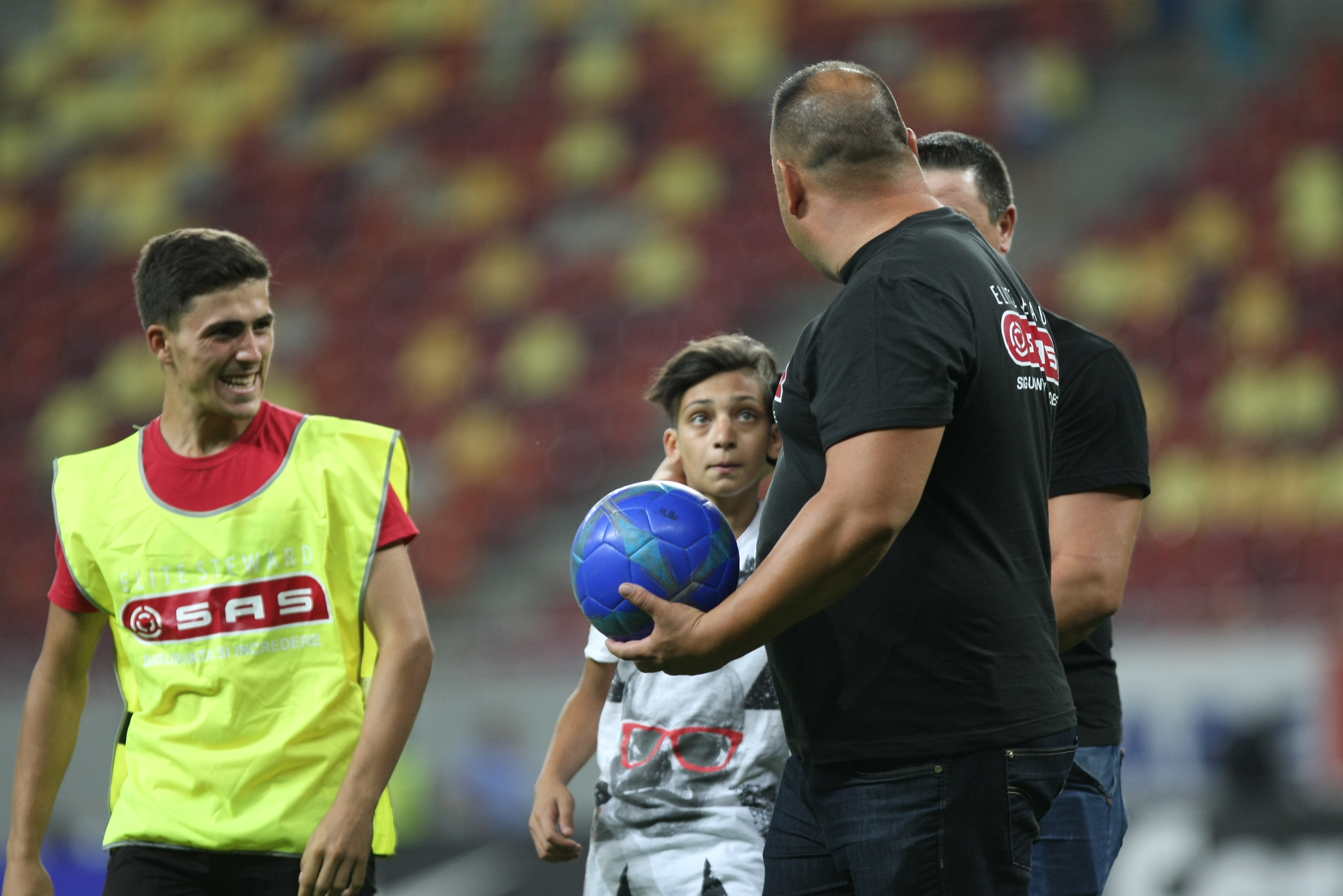 Dar cu puștiul ce-ați avut?! Și forțele de ordine au fost ”nervoase” pe Arena Națională: au evacuat, cu zâmbetul pe buze, un copil
