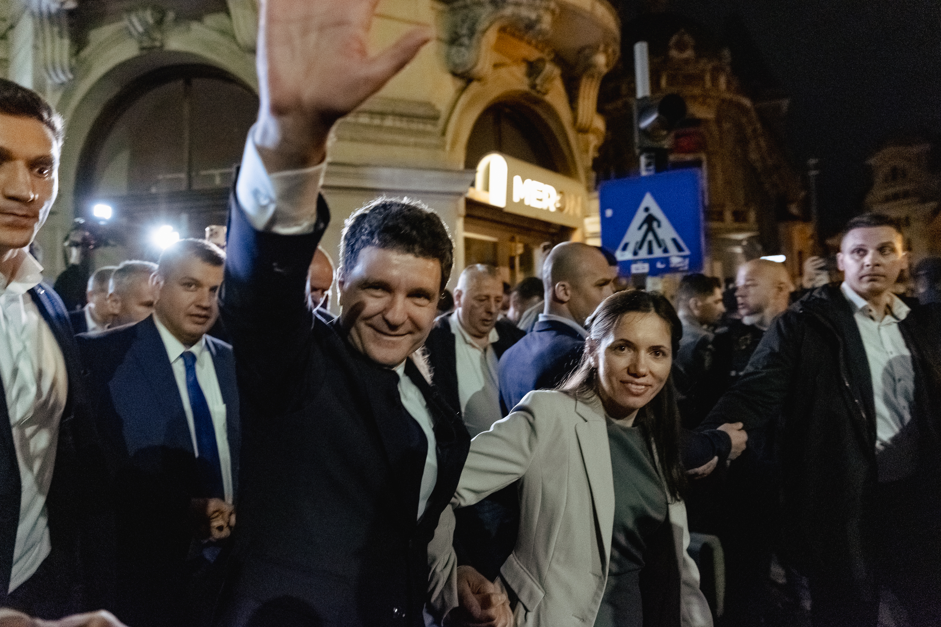 Duminica cetățeanului în sectorul 5. Adevăratul George Simion a ieșit cu soția și prietenii la vot la o școală din cartierul Sălaj: „Așteptăm schimbarea!” FOTOREPORTAJ