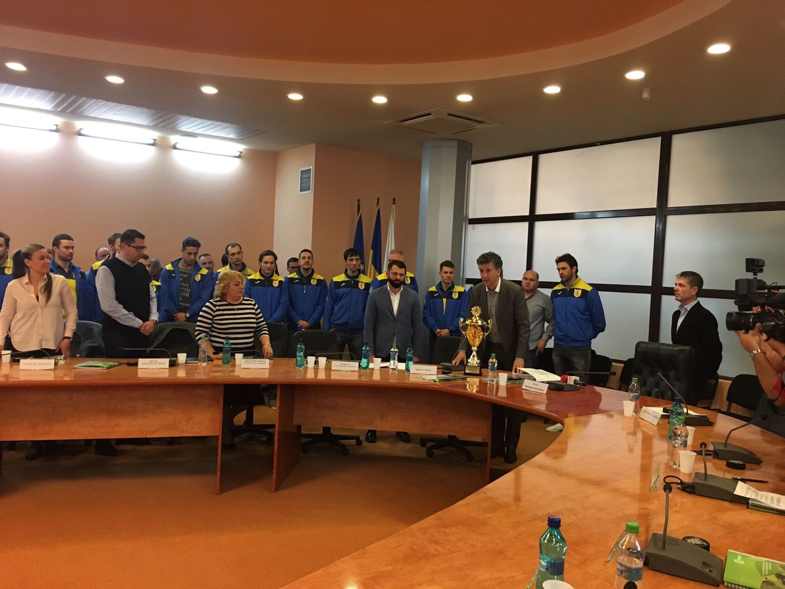 Corona Brașov a sărbătorit al doilea titlu național la hochei pe gheață. Antrenorul și 8 jucători n-au avut timp de petrecere
