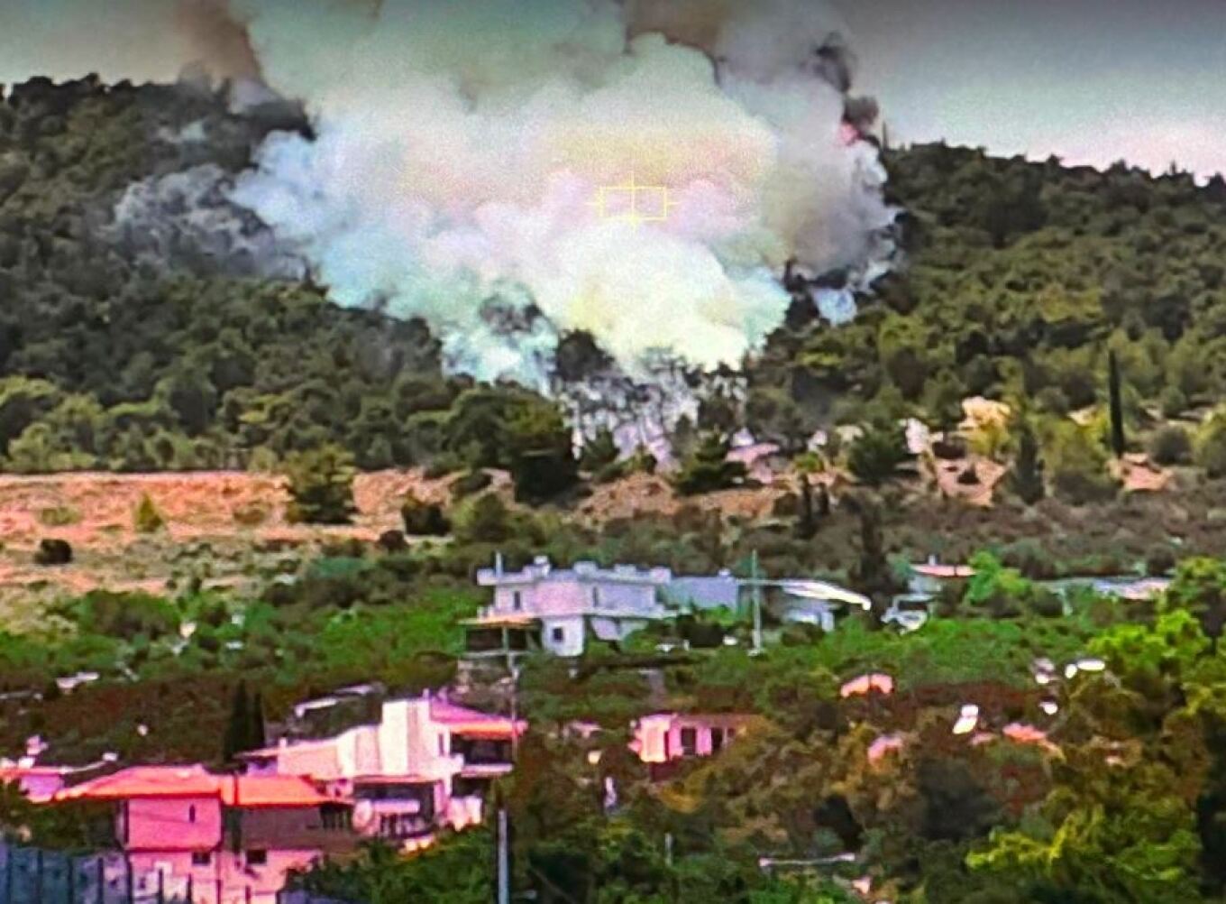Nou incendiu de amploare în pădurile de lângă Atena. Intervin 100 de pompieri cu 25 de autospeciale și 16 aeronave de stingere