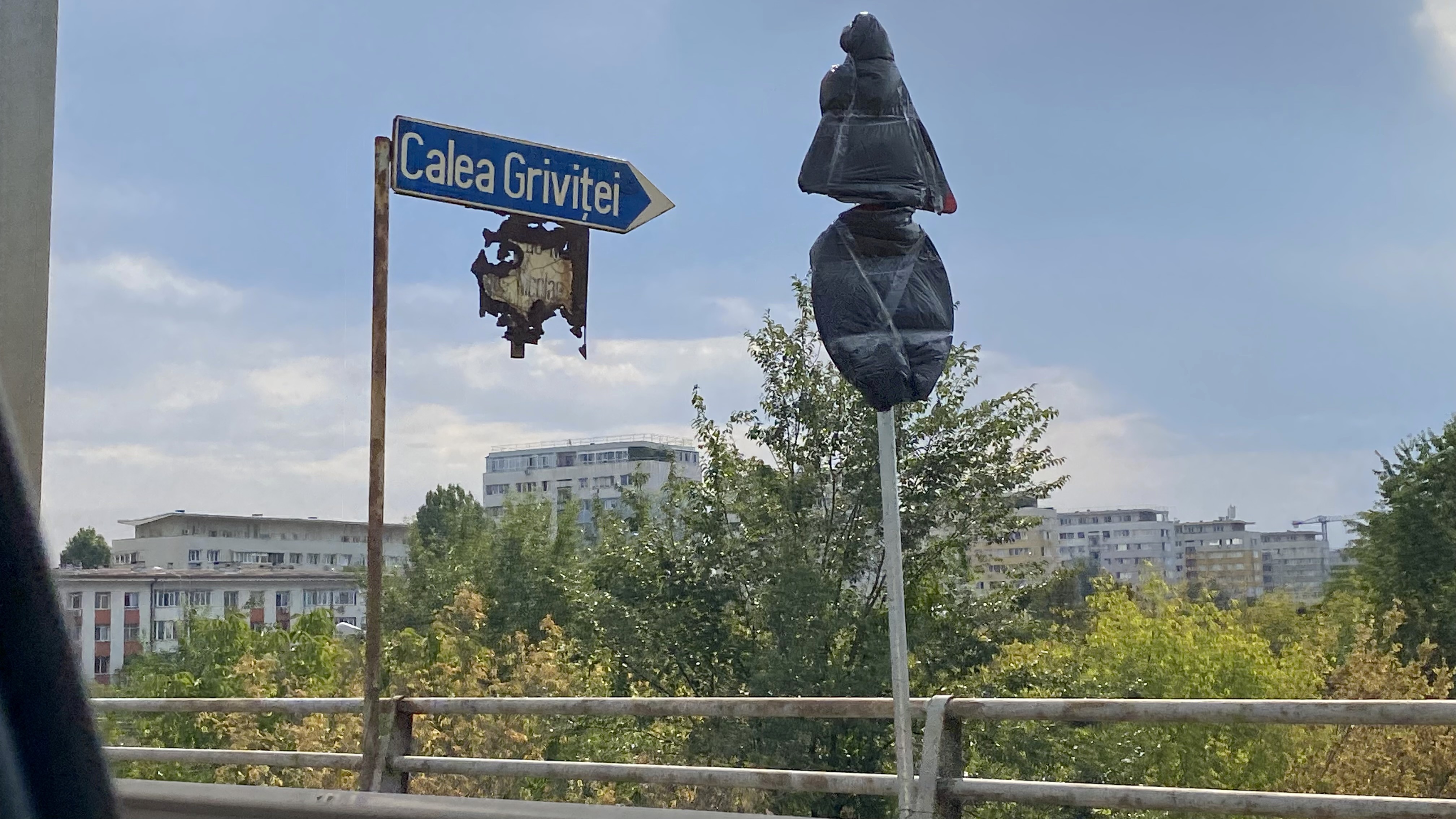 Balustrade lipsă sau ruginite, bucăți de beton care stau să cadă, structură de rezistență într-o stare precară. Cum arată Podul Grant, care intră în reparații pentru doi ani