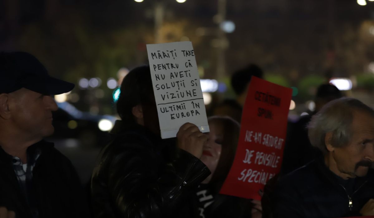 Protest în Piața Victoriei, cu un elefant roz gigantic, față de pensiile speciale: „Vrem drepturi egale”