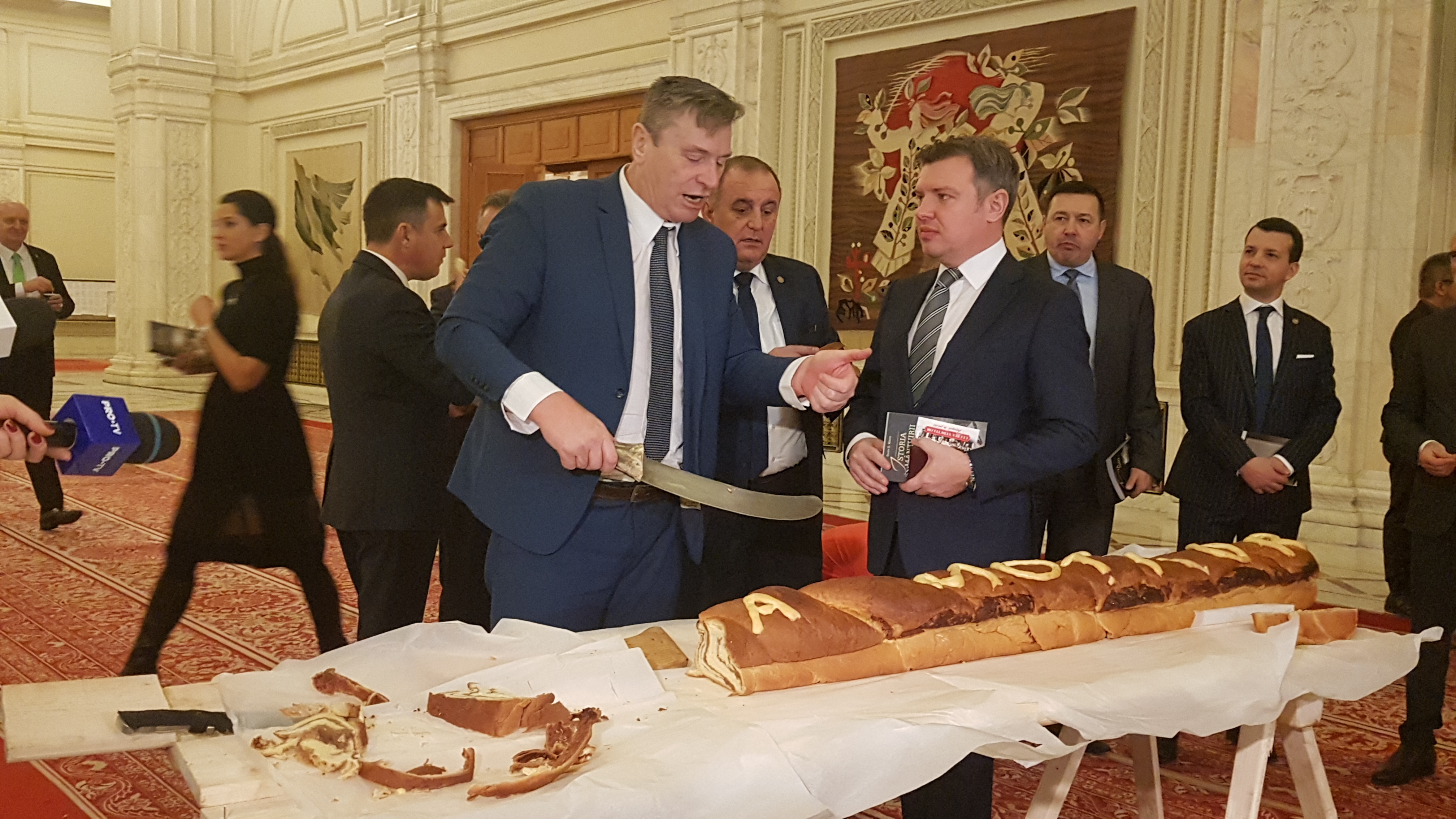 VIDEO / FOTO. Dragnea a mâncat cozonac de la Opoziţie şi a fost colindat de jandarmi. Deputatul PNL Corneliu Olar a venit cu maceta în Parlament