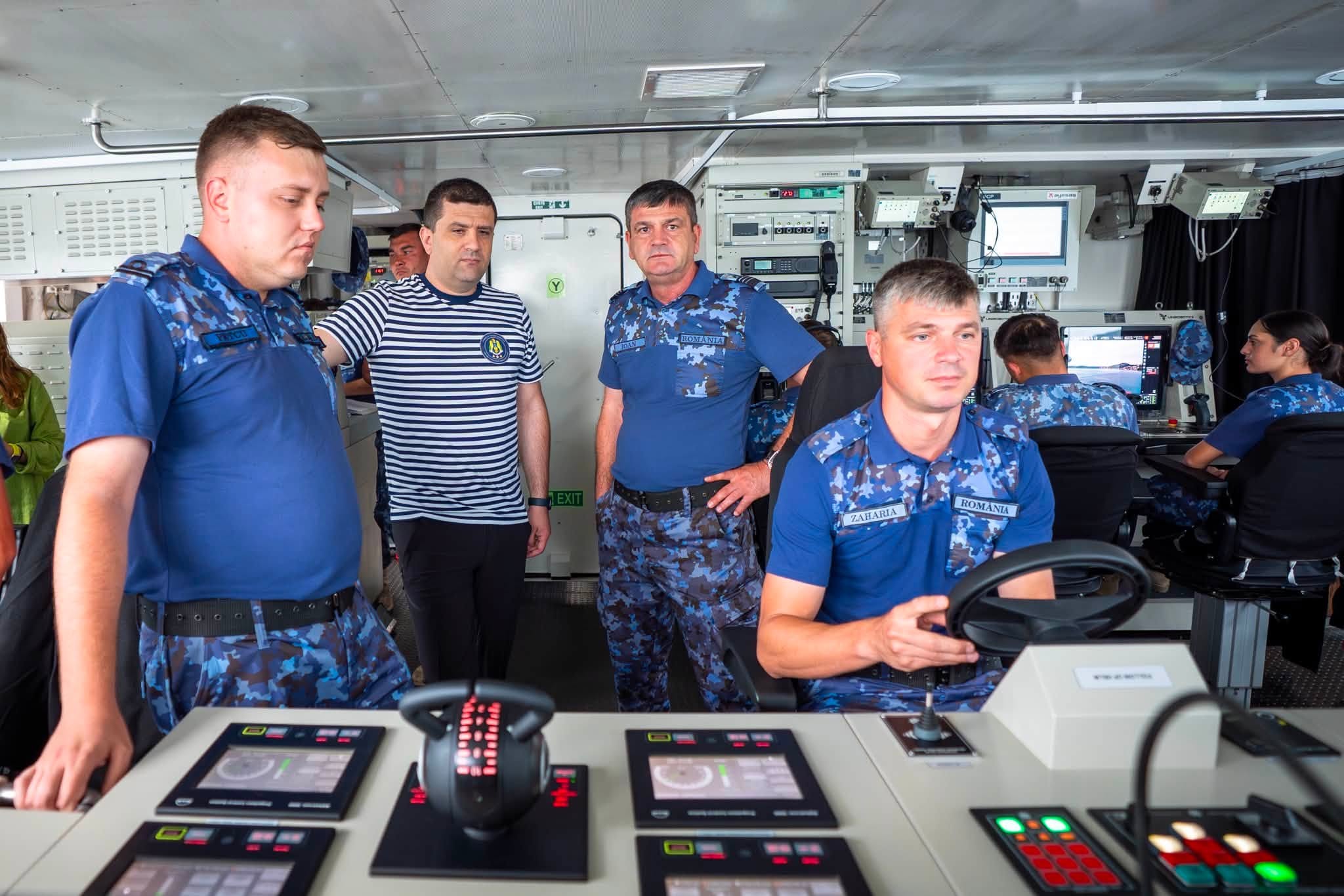 Radu Miruță, sesiune foto îmbrăcat în marinar pe corveta „Contraamiral August Roman”, cu care a călătorit 14 ore spre România