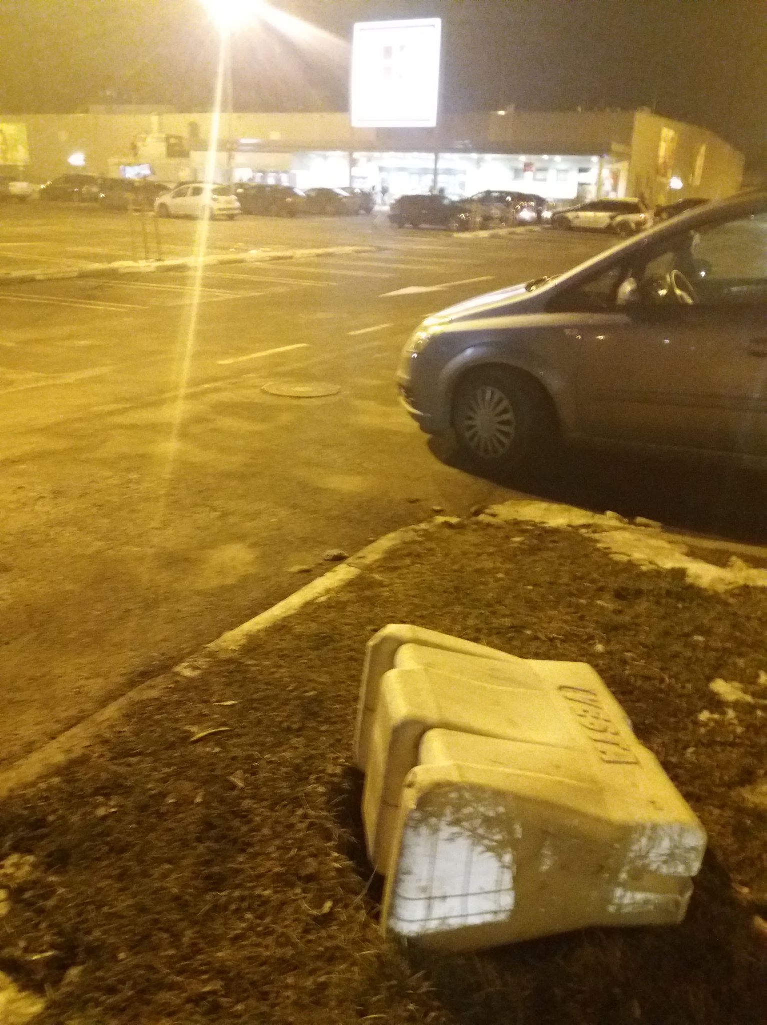 ȘTIREA MEA. UPDATE / Kaufland Militari a ales o soluție mult mai sigură pentru canalul fără capac din parcarea magazinului (FOTO)