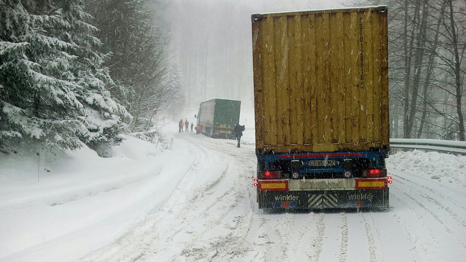 Trafic îngreunat in judetul Brasov din cauza ninsorii abundente. Cinci tiruri nu si-au mai putut continua drumul/FOTO&VIDEO