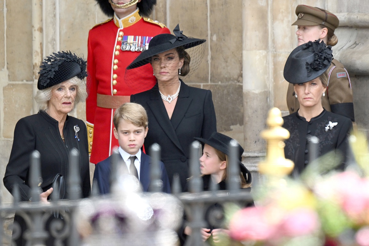 Semnificația bijuteriilor purtate de Kate Middleton la funeraliile reginei Elisabeta a II-a. I-a adus un omagiu suveranei, dar și prințesei Diana