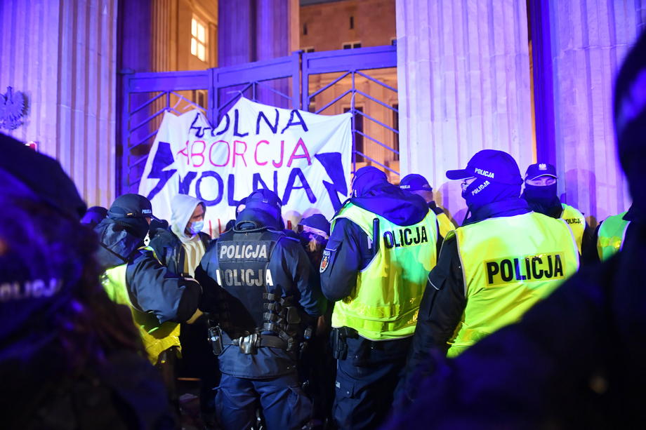 FOTO | Ciocniri între poliţie şi manifestanţi la Varșovia. Aceștia au protestat față de limitarea dreptului la avort﻿