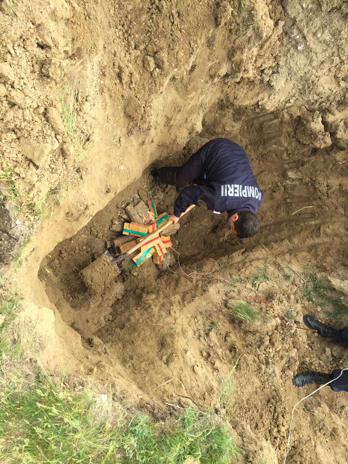Depozit de muniție descoperit într-o comună din Tulcea. Pirotehniștii au căutat două zile să găsească toată muniția