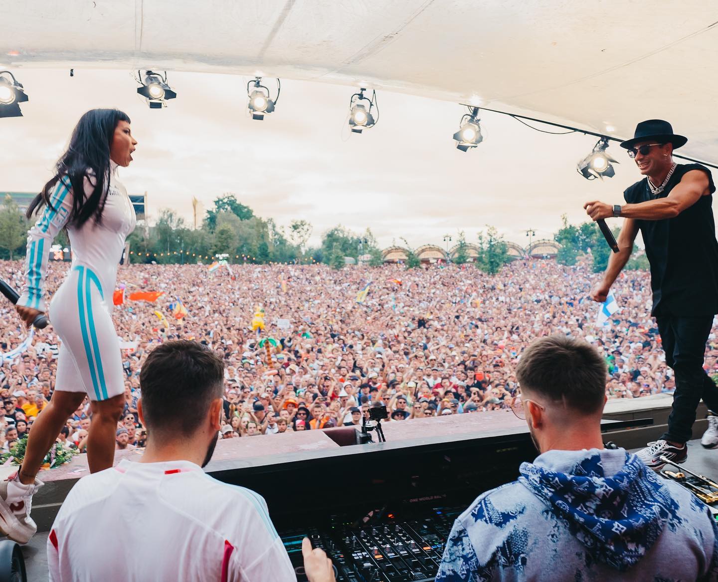 INNA a cântat la festivalul Tomorrowland 2022. A ajuns în Belgia cu un avion privat și s-a plimbat cu Ferrari