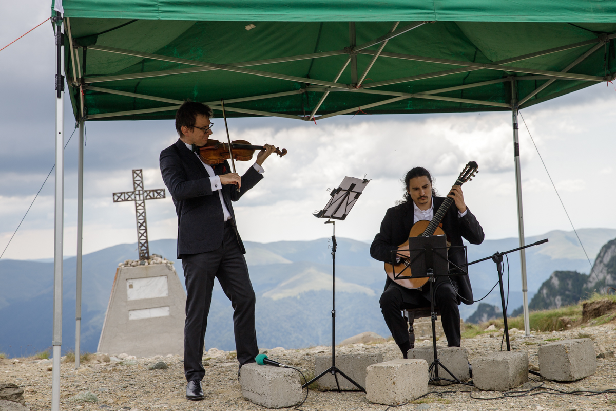 REPORTAJ la 2.025 de metri altitudine. Violonistul Alexandru Tomescu a dus Stradivariusul în Bucegi, în ultimul concert „Paganini Magic”
