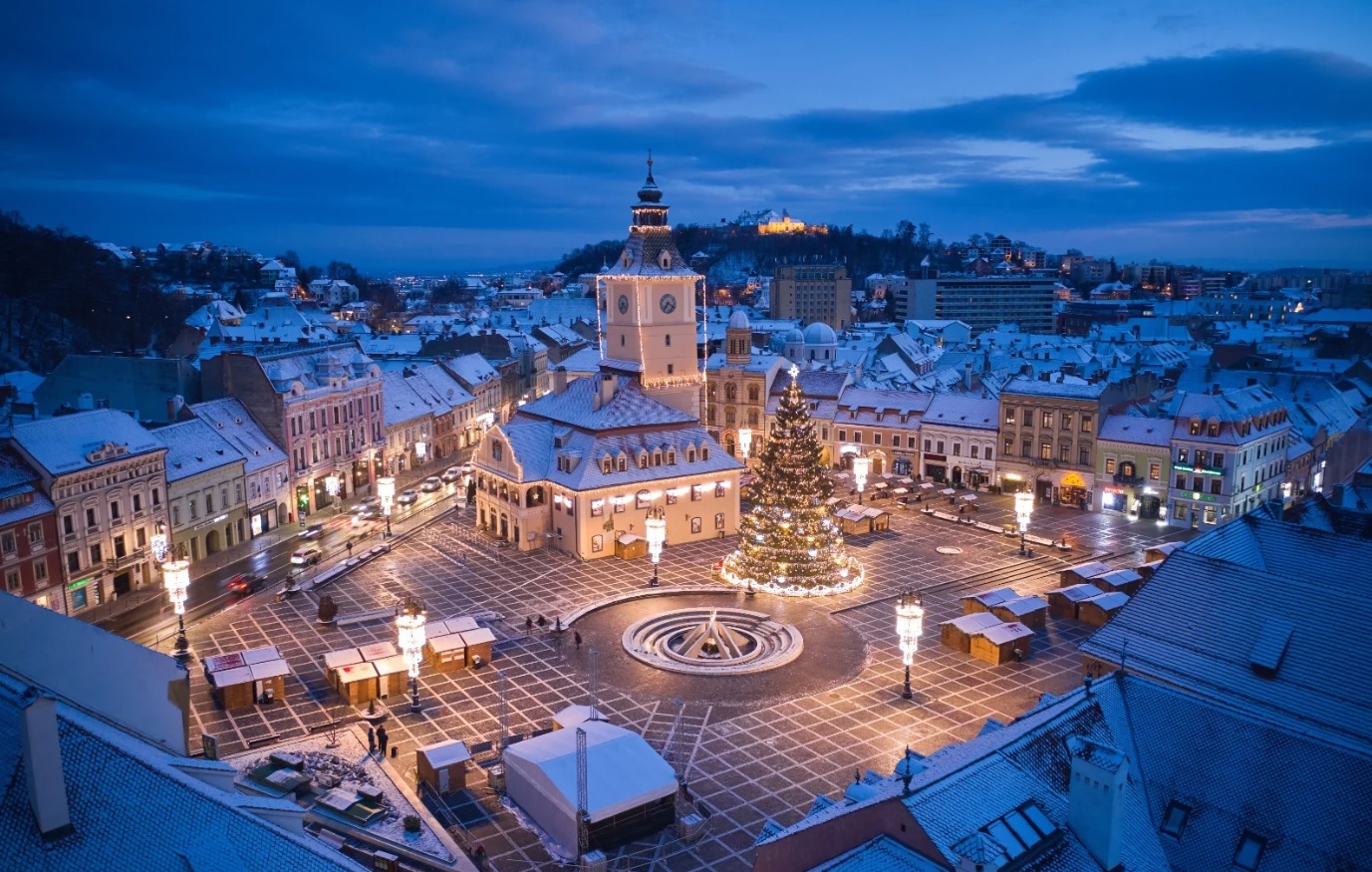 Ce a apărut în mijlocul Brașovului, printre clădirile istorice. Fotografia virală postată de Marian Godină pe internet: „Cum vi se pare kitsch-ul?”